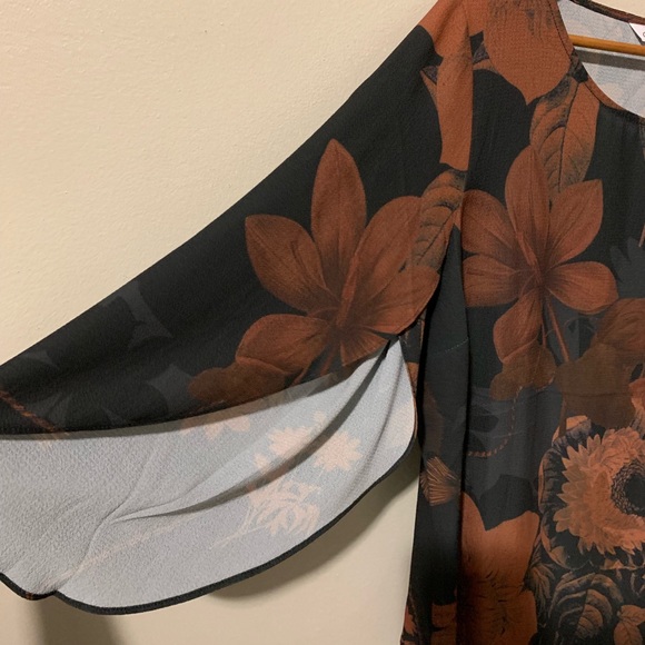 Cleo black and brown flutter sleeves blouse Medium - Picture 5 of 6